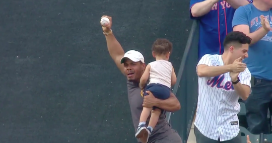🎥 | MLB-fan met baby op zijn arm vangt bal op bijzondere wijze