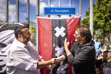 🎥 | Abdelhak Nouriplein in Amsterdam geopend door Willem van Hanegem