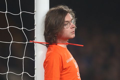 🎥 | Everton-supporter bindt - tijdens de wedstrijd - zijn eigen nek vast aan de paal