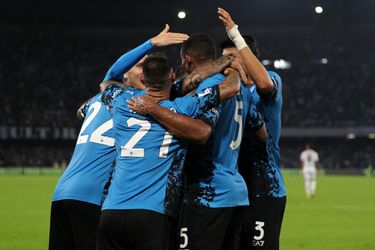 Napoli heeft het tegen Bologna lastiger dan tegen Ajax, maar wint wel