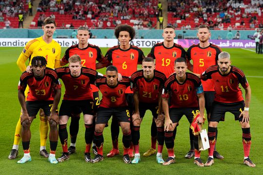 Gewaagd: België draagt 'verboden' shirts op teamfoto