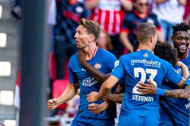 PSV ondanks trefzekere Luuk de Jong onderuit op fandag tegen Villarreal