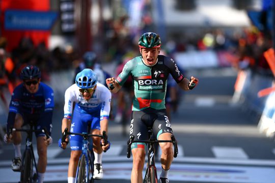 🎥 | Hoppa! Ide Schelling pakt in Ronde van Baskenland 1e grote etappezege