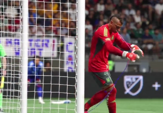 🎥 🧙‍♂️  | Argentijnse keeper goochelt erop los tijdens penaltyserie