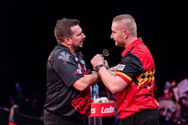 🎥 | Titelverdediger Jonny Clayton na thriller langs Dimitri van den Bergh bij Masters