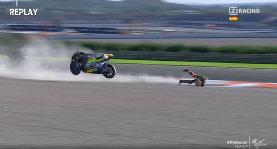 🎥 | Harde crash in MotoGP: Marco Bezzecchi vliegt meters door het grind, motor in de fik