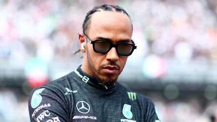 Hamilton reageert op uitspraken Alonso: 'Ik moet er een beetje om lachen'