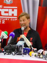 🎥 | Klopp neemt United in Thailand in de maling: 'Was het toen ook zo druk?'