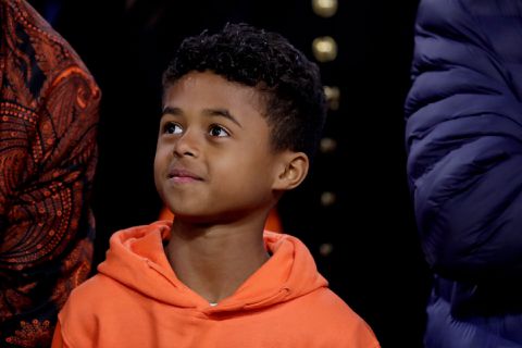 Feest in huize Kluivert! 16-jarige zoon Shane tekent eerste profcontract bij Barcelona