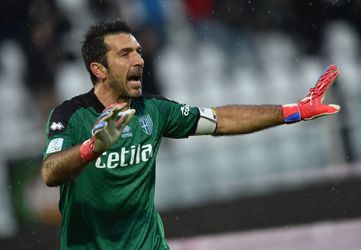 Gianluigi Buffon (44) weet van geen ophouden en verlengt contract bij Parma