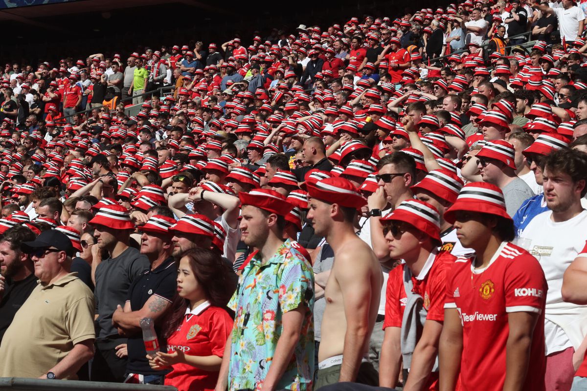 📸 | Fans Manchester United zetten na verloren FA Cup-finale massaal hoedjes te koop