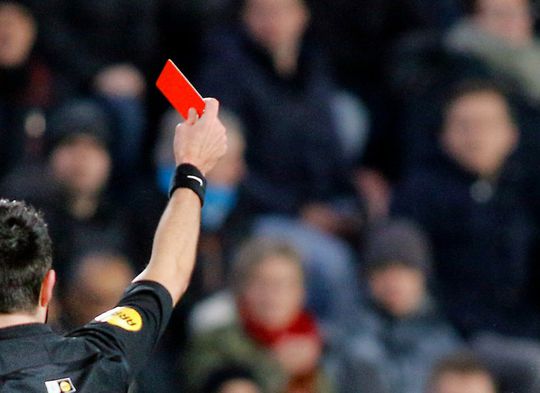 Heftig! Scheidsrechter in El Salvador overlijdt na flinke klappen van spelers en fans