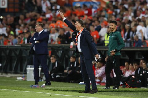 Bondscoach Louis van Gaal hekelt De Kuip: 'Beste veld, verder ouwe troep'