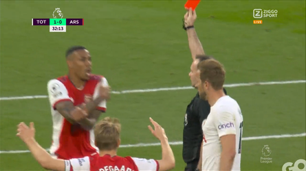 🎥 | Oh, oh... Holding moet er al na halfuur af met rood in North London Derby
