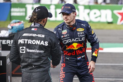 Hamilton prijst Verstappen: 'Hij heeft het geweldig gedaan, hij heeft bijna elk weekend geleverd'