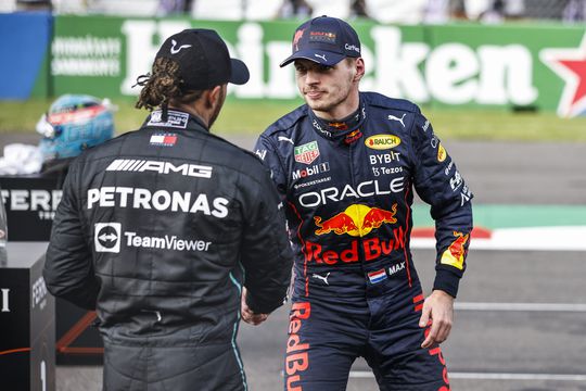 Hamilton prijst Verstappen: 'Hij heeft het geweldig gedaan, hij heeft bijna elk weekend geleverd'
