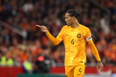 Oranje zwicht voor Qatarese druk en FIFA: Virgil van Dijk draagt geen OneLove-band