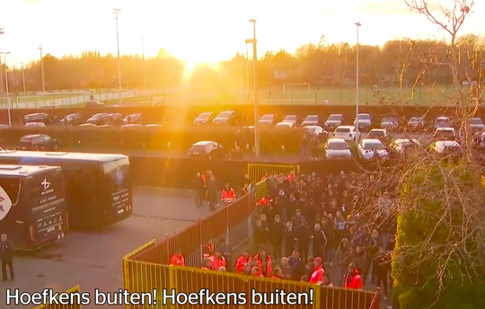 🎥 | Boze Club Brugge-fans schreeuwen om ontslag coach: 'Hoefkens, buiten!'