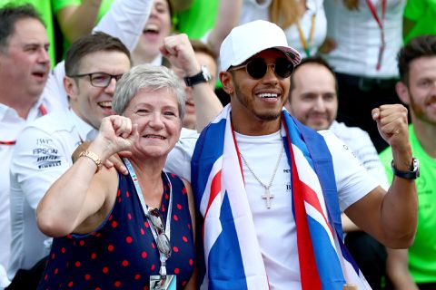 Lewis Hamilton is bezig met naamsverandering: 'Ik wil graag mijn moeders naam Larbalestier'