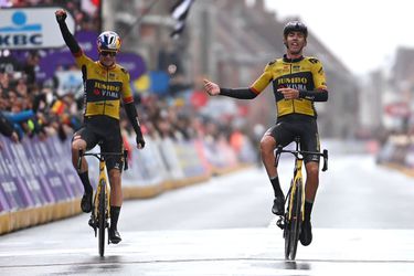 🎥 | Jumbo-Visma geeft wielerles in Gent-Wevelgem: Van Aert laat ploeggenoot Laporte winnen, concurrentie op minuten