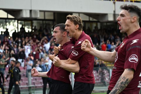 Davide Nicola flikt het opnieuw! Salernitana blijft in de Serie A