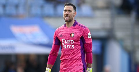 PEC-fans gooien vuurwerk naar Feyenoord-keeper Ofir Marciano: duel stilgelegd
