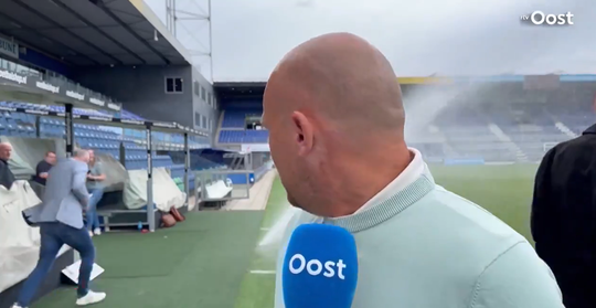 🎥🚿 | Even opletten! Nieuwe PEC-trainer Johnny Jansen wordt natgespoten tijdens interview