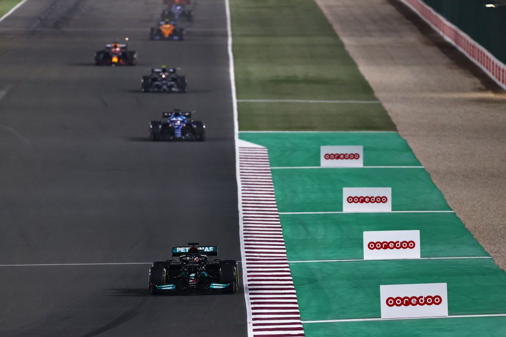 Lewis Hamilton start in Saoedi-Arabië weer met 'raketmotor': 'Meer lange rechte stukken'