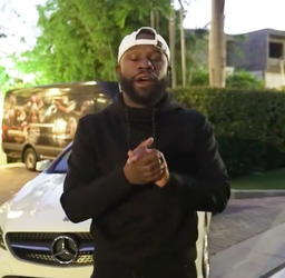 'Money' Mayweather doet bijnaam eer aan en verloot deze DIKKE Mercedes op Instagram