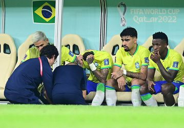 Brazilië houdt adem in: Neymar verlaat veld met dikke enkel