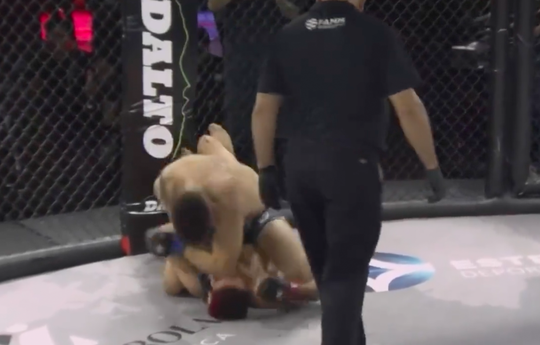 🎥 | MMA-maestro Maestre laat opponent aftikken na DEZE keiharde, rake ellebogen