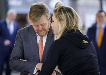 🎥| Johan Derksen ziet koning in gesprek met Jutta Leerdam blozen: 'Vraagt haar nummer'