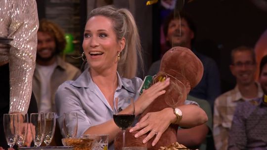 🎥 | Hélène Hendriks ontvangt pluche piemel voor nominatie Gouden Televizier-Ring