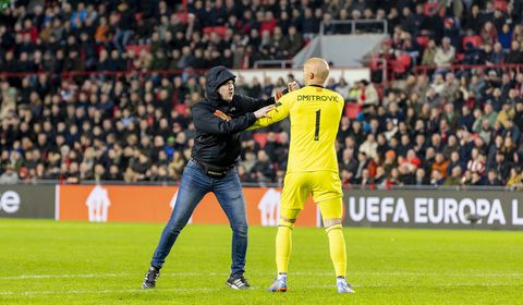 Sevilla-doelman Dmitrovic reageert: 'Als iemand me aanvalt, verdedig ik mezelf'