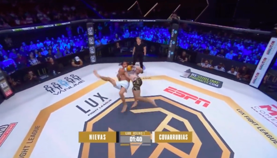 🎥 | MMA-vechter wint partij nadat hij zijn tegenstander letterlijk HARD laat vallen