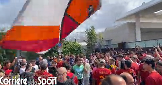 🎥 | Toch ergens hartelijk ontvangen: Lukaku landt in Rome na uitgekotst te zijn in Turijn en Milaan