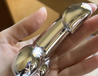 📸 | Kelly Piquet laat soort metalen dildo op Instagram zien: 'Beste accessoire'