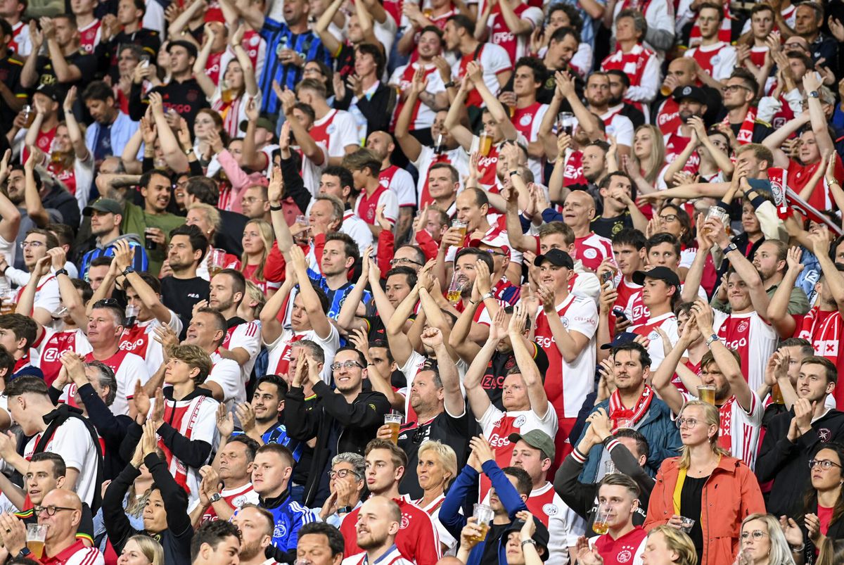 🍻​ Record! Nog nooit dronken Ajax-supporters zoveel bier dan tijdens de kampioenswedstrijd