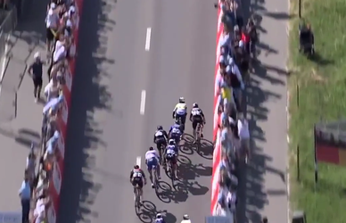 🎥 | Wout van Aert zet eindsprint te vroeg in en verliest van Biniam Girmay in Zwitserland
