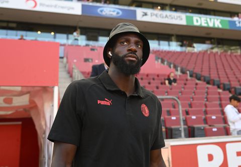 🎥​ | Onder schot en fouilleren! Politie verwart verdachte met AC Milan-speler Bakayoko