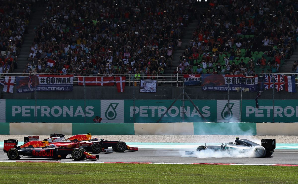 Verstappen raakt Vettel bij de start, Rosberg de pineut (video)