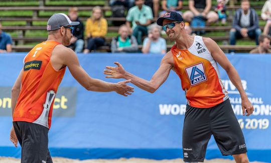 Brouwer/Meeuwsen moet door nederlaag aan de bak in laatste groepsduel op WK beachvolleybal