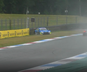 Robin Frijns raakt bandenstapel en valt uit bij DTM-Assen: 'Raak er bijna aan gewend' (video's)