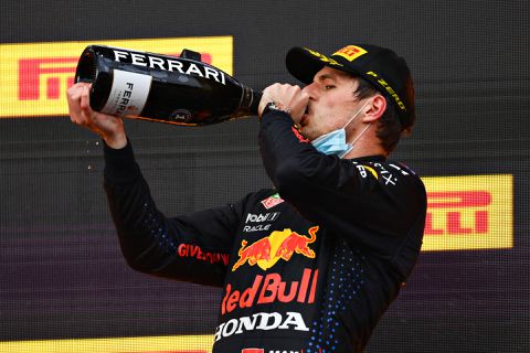 Max Verstappen beschermt zijn poen en keert zich tegen F1-salarisplafond