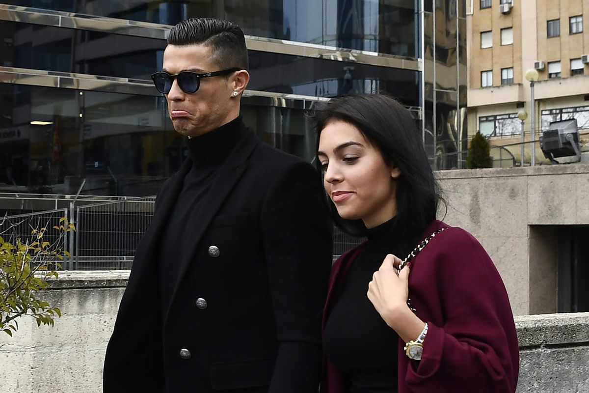 Vriendin Cristiano Ronaldo NIET zwanger: 'Gewoon te veel pasta gegeten'