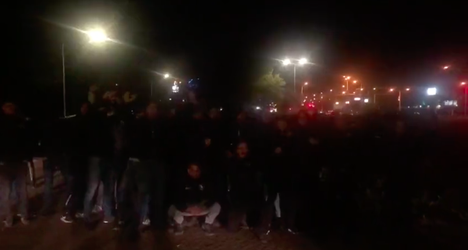 Politie voorkomt rellen tussen PSV- en FC Utrecht-fans, automobilist rijdt in op agenten