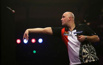 Dobey overleeft enorme comeback van Hughes en wint zenuwslopende partij