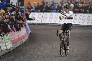 Wereldkampioen Van Aert oppermachtig op BK veldrijden