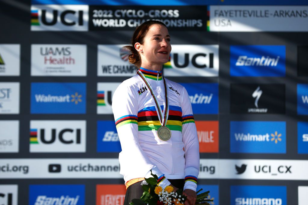 Marianne Vos na 1e wereldtitel veldrijden in 8 jaar: 'Ik kan het bijna niet geloven'