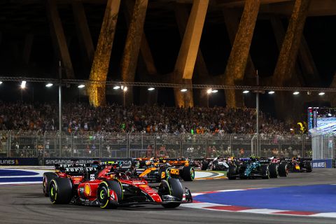 Carlos Sainz pakt in Singapore 2e F1-zege; Max Verstappen van P11 naar P5